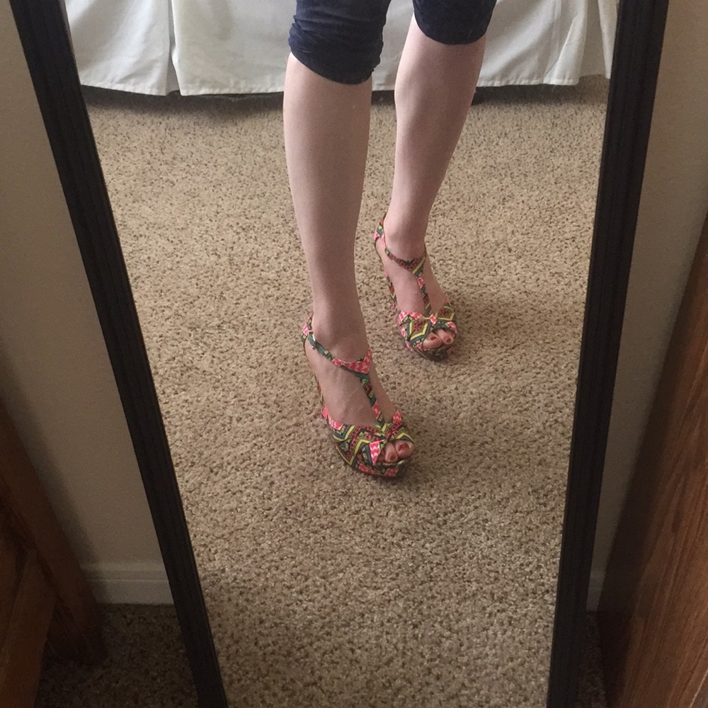 Gianni Bini Tribal Patterned Wedges size 9!